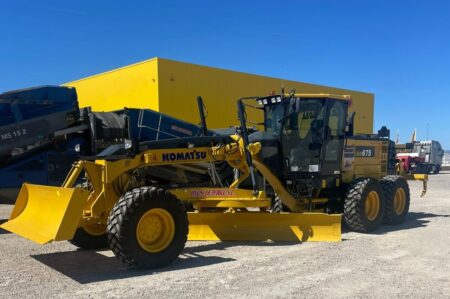 Moton. Komatsu GD675-7EO